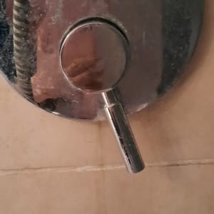 ברז מים מותקן על קיר