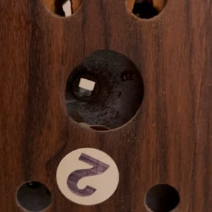 חורים בעץ עם מנעול מתכת חשוף