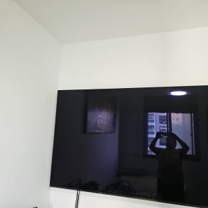 חדר עם טלוויזיה ותמונה על הקיר