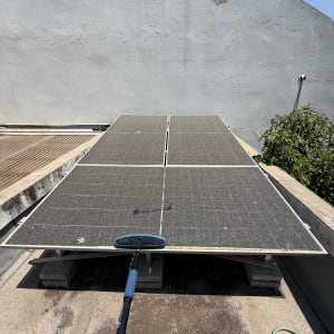 פאנלים סולאריים על גג עם מברשת ניקוי