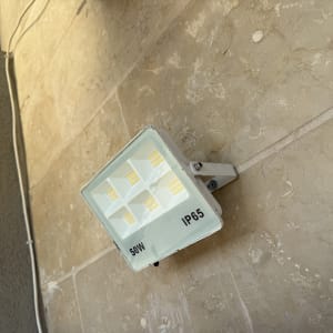 תאורת לד מותקנת על קיר חיצוני