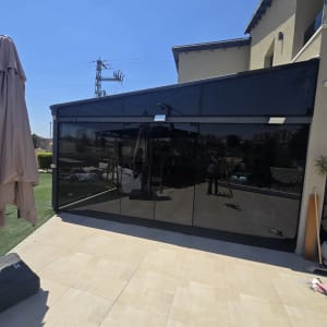 מבנה עם חלונות זכוכית גדולים בחצר