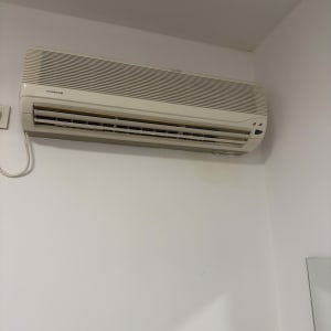 מזגן מותקן על קיר לבן בחדר
