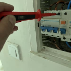 בדיקת לוח חשמל עם מברג בודק