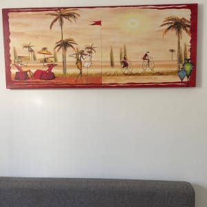 תמונה של ציור עם דמויות מופשטות ונוף מדברי