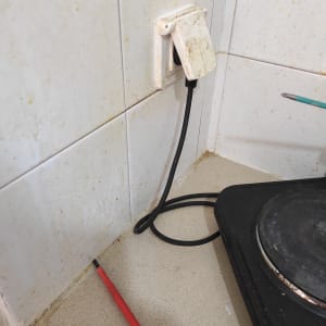 שקע חשמל עם כבל ומברג על משטח