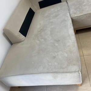 ספה עם כתמים על הריפוד