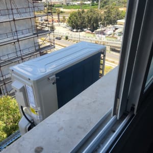 יחידת מיזוג אוויר חיצונית על גג בניין
