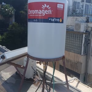 דוד שמש על גג עם רקע עירוני