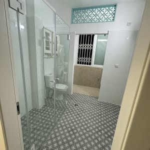 מקלחון זכוכית עם ראש מקלחת עגול