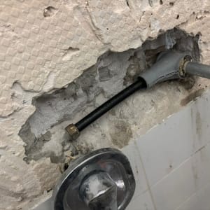 צינור מים בקיר עם חיבורי אינסטלציה