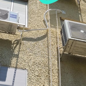 יחידות מיזוג אוויר מותקנות על קיר חיצוני של בניין