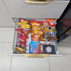 מגירת מטבח עם חטיפים מסודרים בשורות