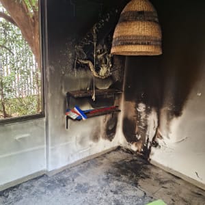 חדר עם קירות ופינה מפויחים, מדף עם כלי עבודה