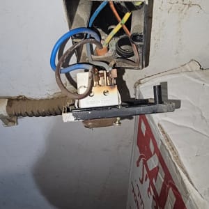 חוטי חשמל צבעוניים בקופסת חיבורים פתוחה