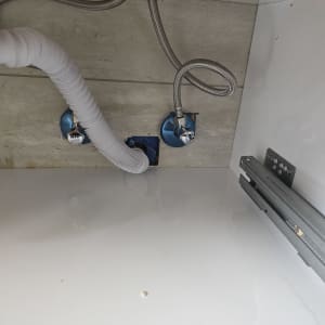 צינורות מתכת וגומי מתחת לכיור