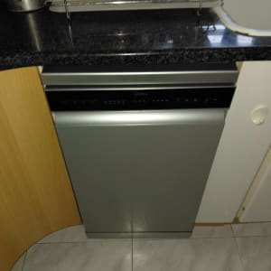 מדיח כלים מתחת לשיש במטבח