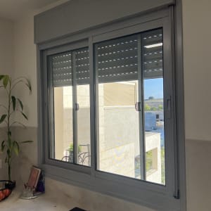 חלון אלומיניום במטבח עם נוף חיצוני