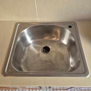 כיור נירוסטה על משטח שיש במטבח