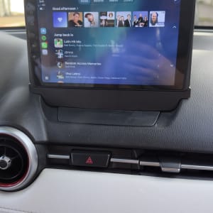 מערכת מולטימדיה ברכב עם מסך תצוגה