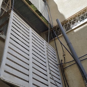 רשת מתוחה למניעת כניסת יונים למרפסת