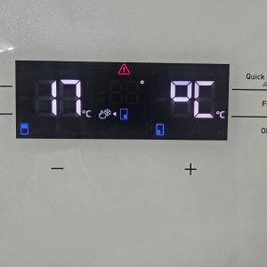 תצוגת טמפרטורה על מקרר עם אפשרויות קירור מהיר והקפאה מהירה