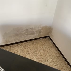 קיר עם רטיבות ופגמים בפינה