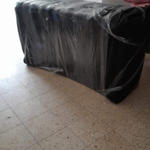 רהיט עטוף בניילון לקראת מעבר דירה