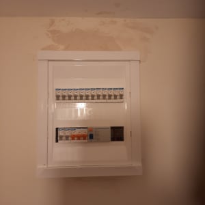 לוח חשמל עם מפסקים שונים על הקיר