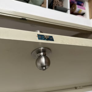 ידית דלת מתכתית עם מנעול על דלת עץ