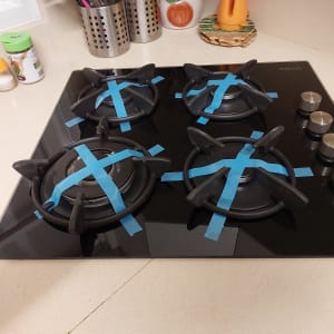 כיריים על משטח שיש במטבח