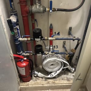 צינורות וכיבוי אש בארון תחזוקה