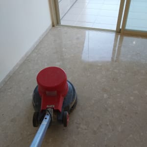 מכונת פוליש אדומה מנקה רצפה מבריקה