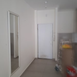 סולם, דלי צבע, קיר לבן, דלת לבנה