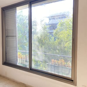 חלון אלומיניום גדול עם מסגרת אפורה