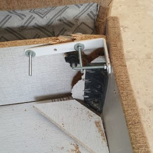 חיבור מתכת עם ברגים על עץ שבור