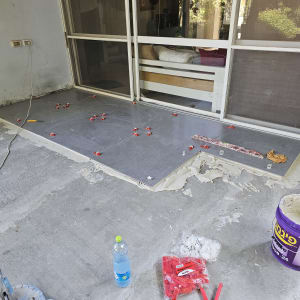 ריצוף חדש עם כלים וחומרים לריצוף על רצפה