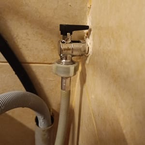 ברז מים עם צינור מחובר לקיר