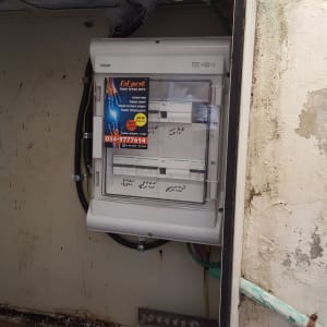 לוח חשמל עם חוטים ומתגים חשמליים