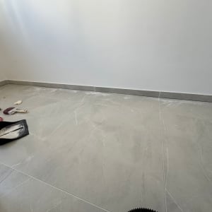 כלים לניקוי וצביעה על רצפה חדשה