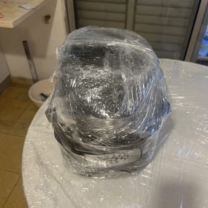 מכשיר עטוף בניילון על שולחן