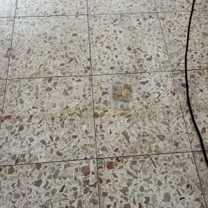 רצפת טרצו עם כתמים וחוט חשמל שחור