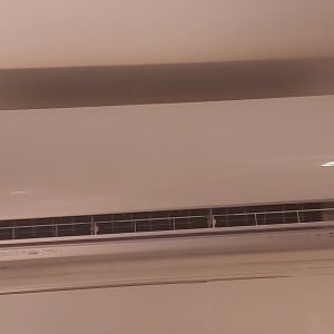 יחידה פנימית של מזגן עילי מותקנת על קיר