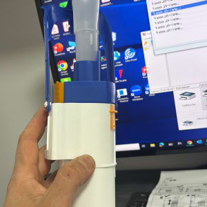 שסתום פלסטיק כחול ולבן על רקע מסך מחשב