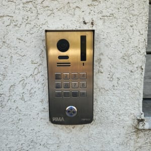 אינטרקום מתכתי עם מצלמה ולוח מקשים
