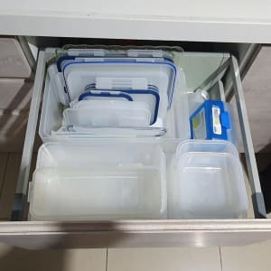 מגירה פתוחה עם קופסאות פלסטיק מסודרות