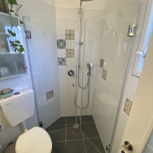 מקלחת עם אריחים צבעוניים ואסלה