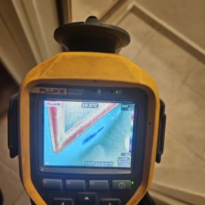 מד חום תרמי מציג תמונה עם טמפרטורה של 19.5 מעלות