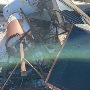 דוד שמש ומערכת סולארית על גג בניין