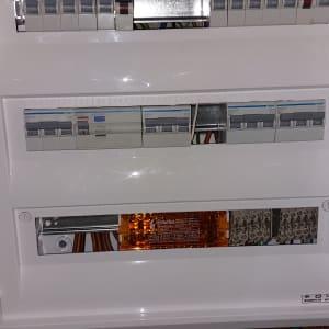 לוח חשמל עם מפסקים וחוטים חשמליים